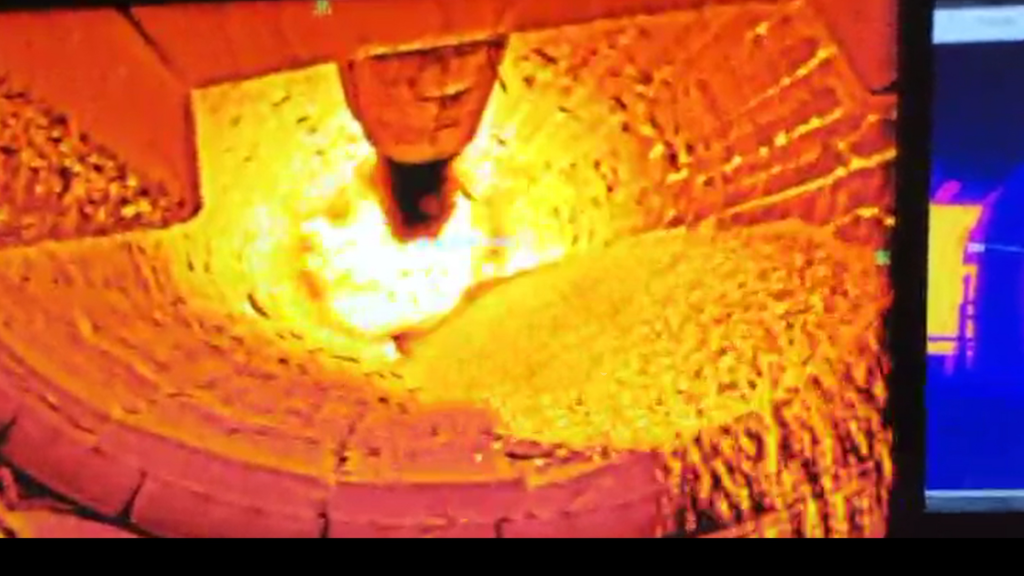 专业红外热像仪探入炉窑内部,监测内部温度